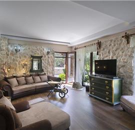 5 bedroom bayside villa with pool near Kotor, sleeps 12